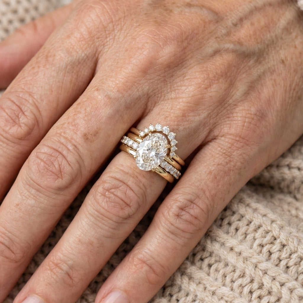 Gouden ringenset met ovale zirkonia en kroontje van steentjes