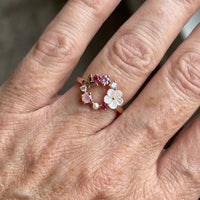 Roségouden ring met bloemkrans, parel en gekleurde zirkonia