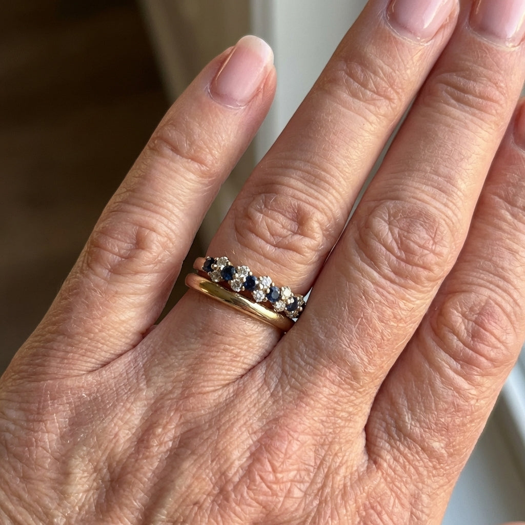 Gouden ring met blauwe saffieren en zirkonia