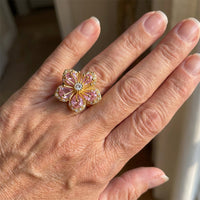 Gouden oorbellen met roze en witte zirkonia bloem