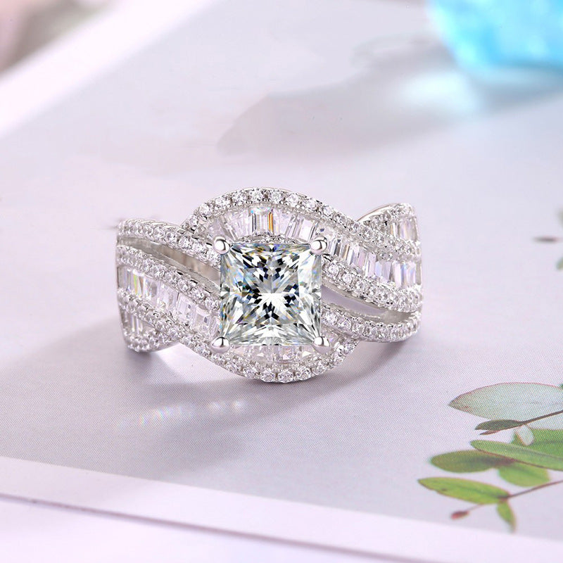 Zilveren ring met princess-geslepen zirkonia en getwiste band