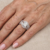 Zilveren ring met princess-geslepen zirkonia en getwiste band