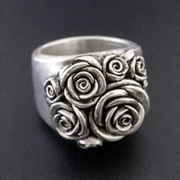 Zilveren ring met rozenboeket