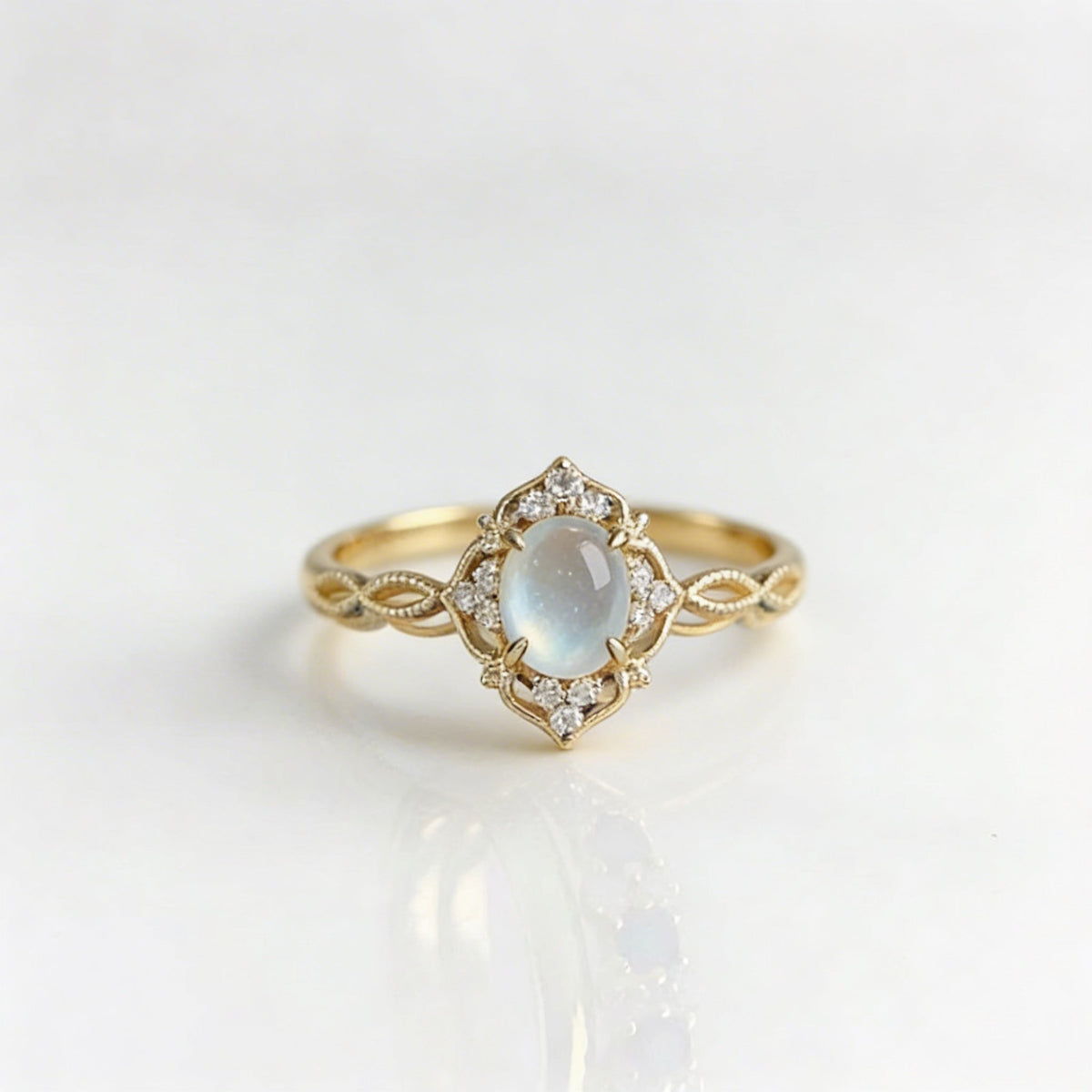Gouden vintage ring met maansteen en zirkonia