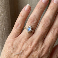 Gouden vintage ring met maansteen en zirkonia