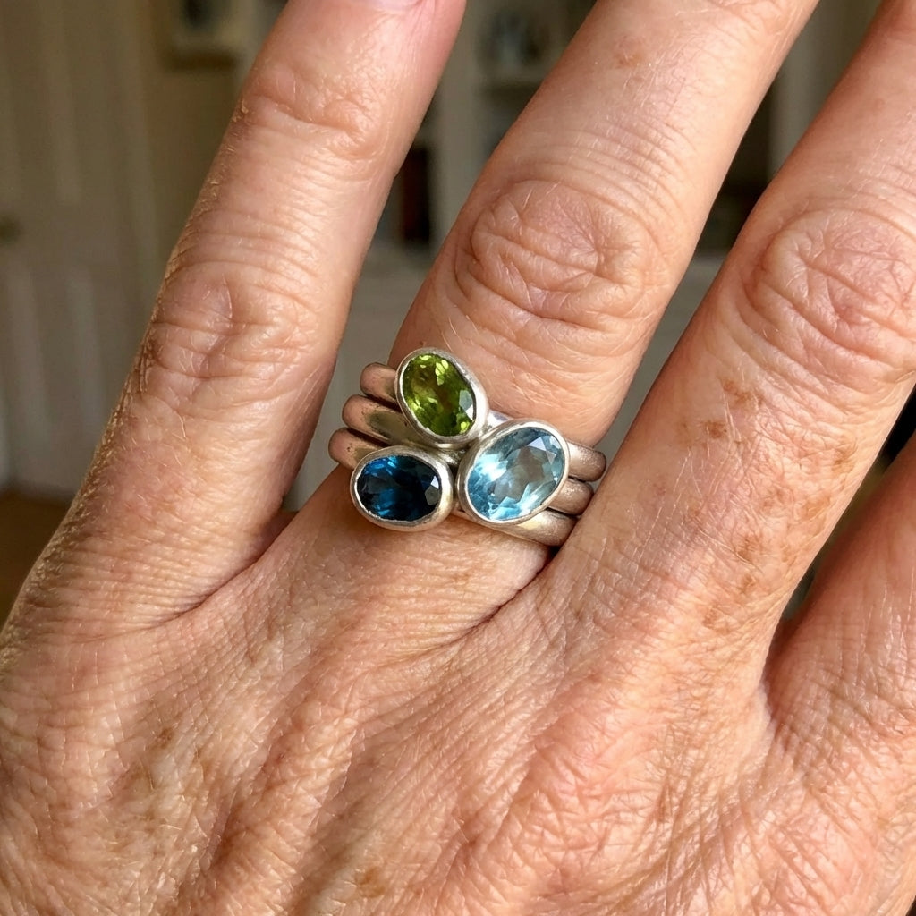 Zilveren ringenset met groene en blauwe edelstenen