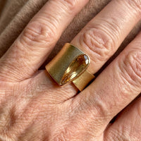 Gouden brede ring met peervormige champagne edelsteen