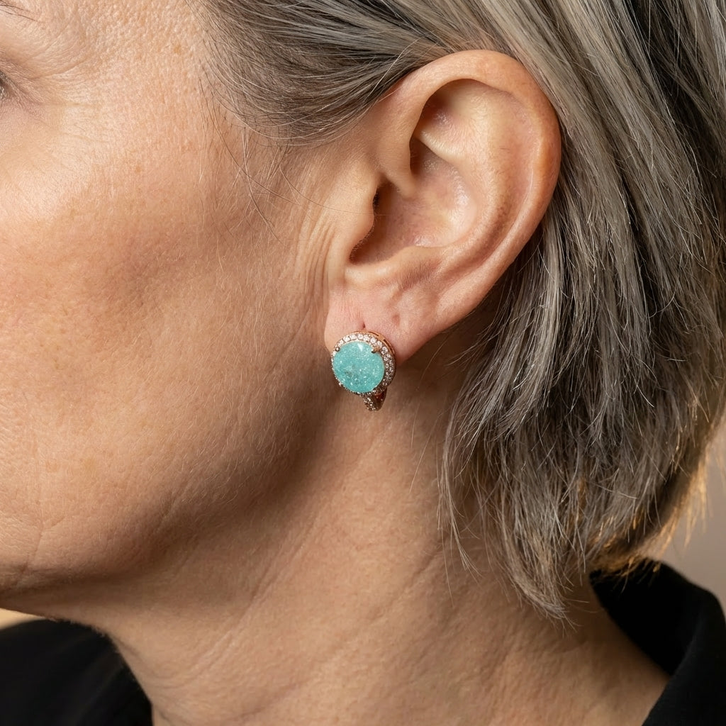 Gouden clip-oorbellen met ronde turquoise steen en zirkonia