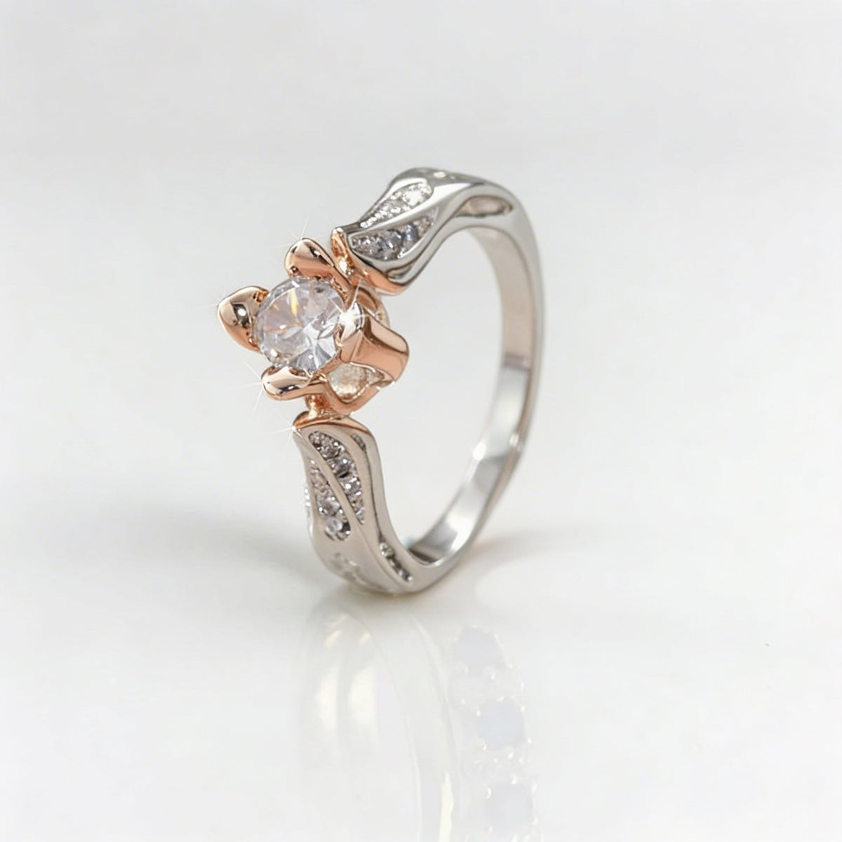 Tweekleurige zilveren en roségouden ring met zirkonia