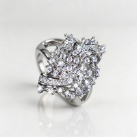 Zilveren ring met sprankelende zirkonia bloem