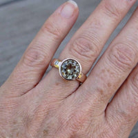 Roségouden ring met ronde groene edelsteen