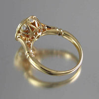 Gouden ringenset met ronde zirkonia in halo en gebogen band