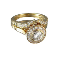 Gouden ringenset met ronde zirkonia in halo en gebogen band