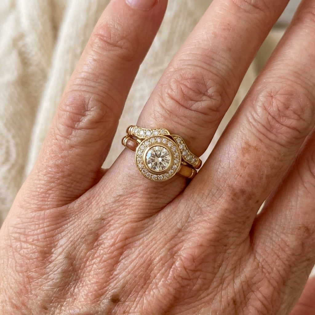 Gouden ringenset met ronde zirkonia in halo en gebogen band