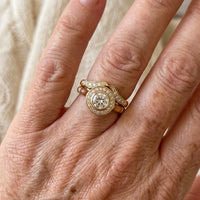 Gouden ringenset met ronde zirkonia in halo en gebogen band