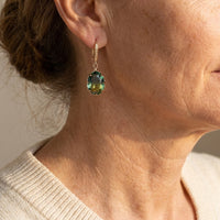 Gouden oorbellen met ovale blauwgroene steen