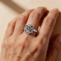 Zilveren ring met opengewerkte lotusbloem
