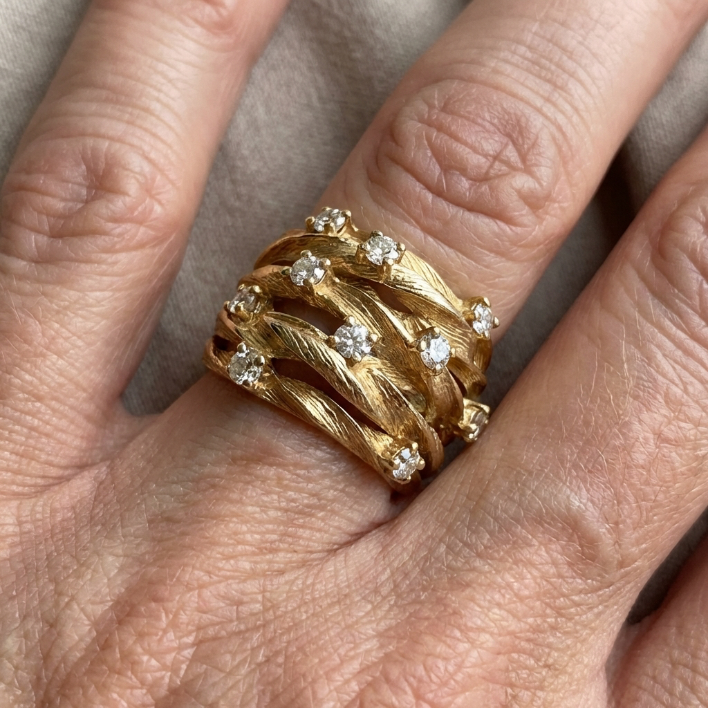 Gouden tak-ring met verspreide zirkonia