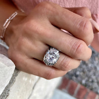 Zilveren ring met ovale zirkonia en sierlijk krulwerk