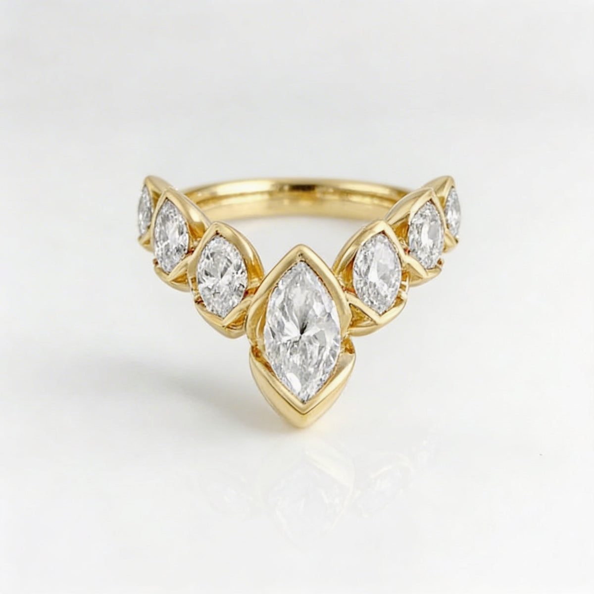 Gouden V-vormige ring met marquise zirkonia