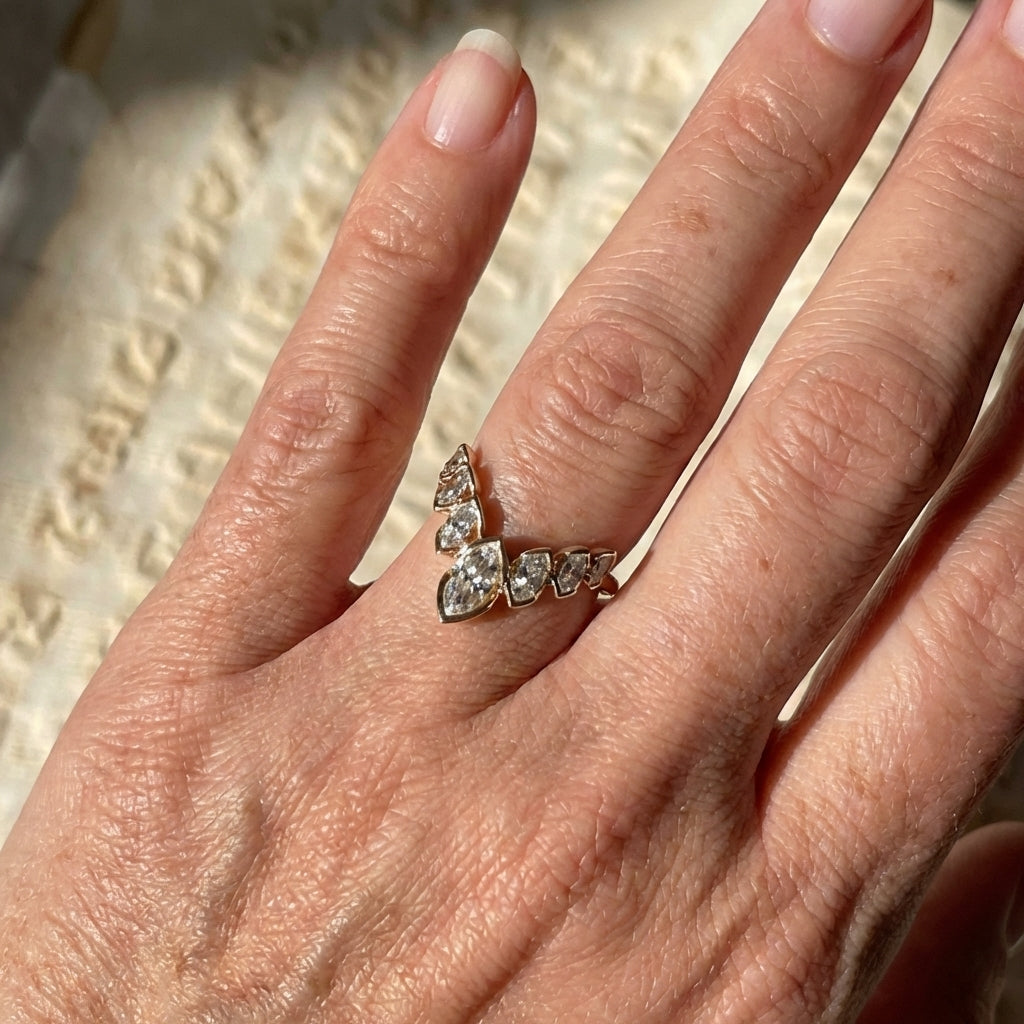 Gouden V-vormige ring met marquise zirkonia