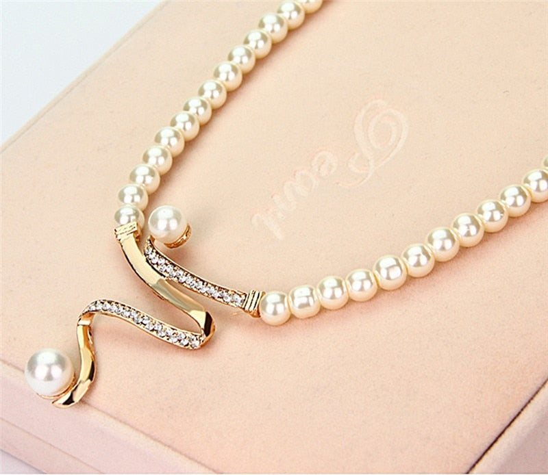 Gouden parelsieradenset met ketting en oorbellen