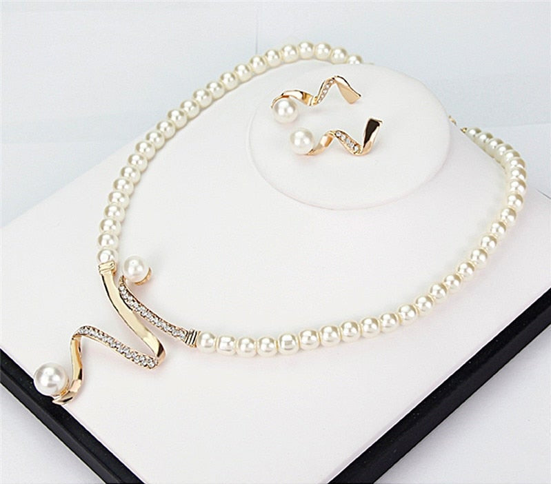Gouden parelsieradenset met ketting en oorbellen