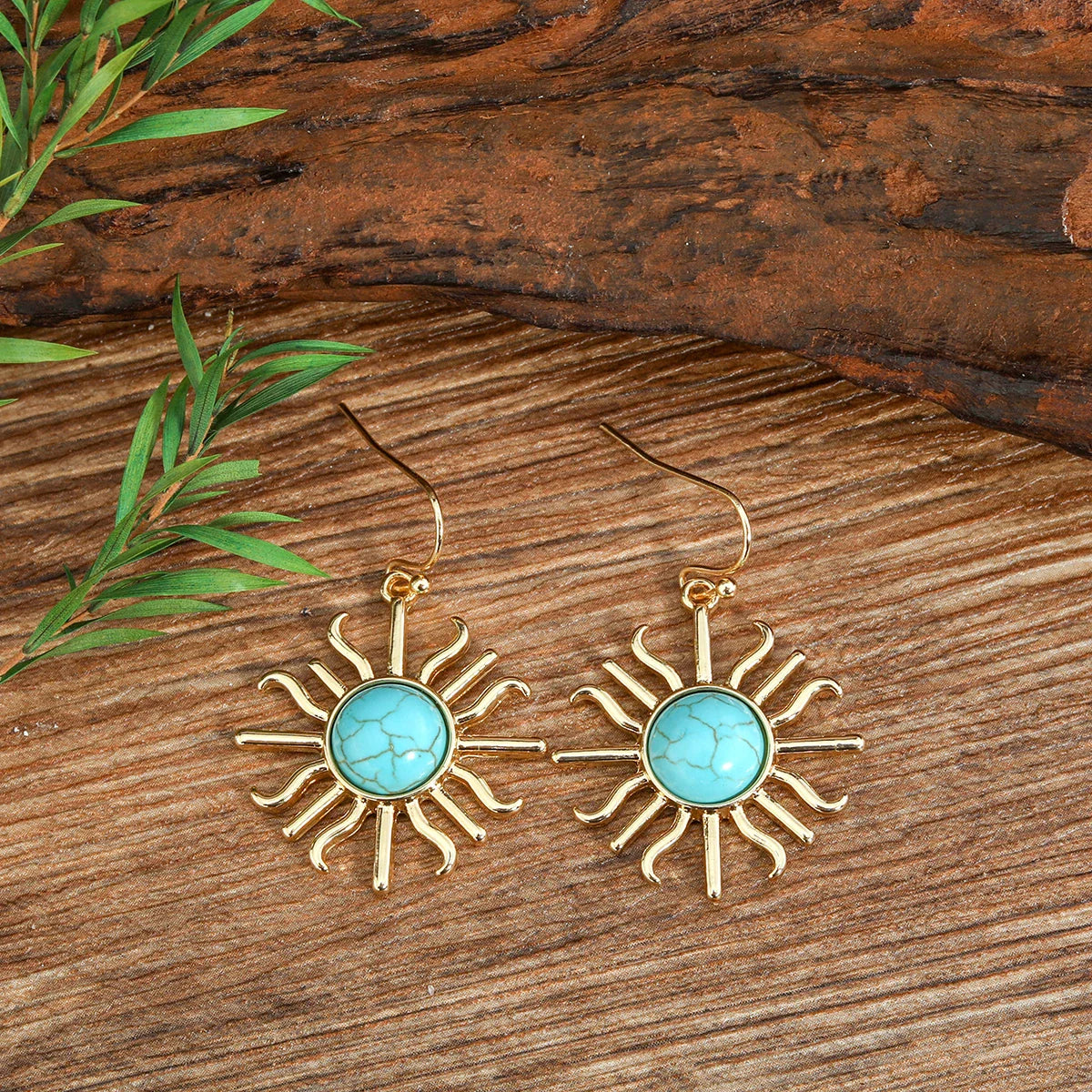 Gouden bohemian oorbellen met turquoise zon