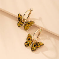 Kleurrijke oorbellen met vlinderhanger