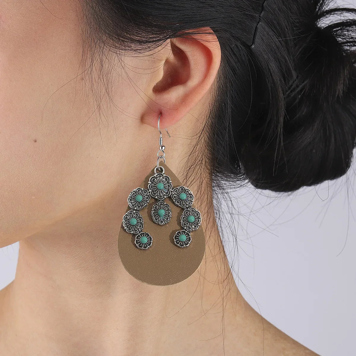 Western bruine leren oorbellen met turquoise bloemen