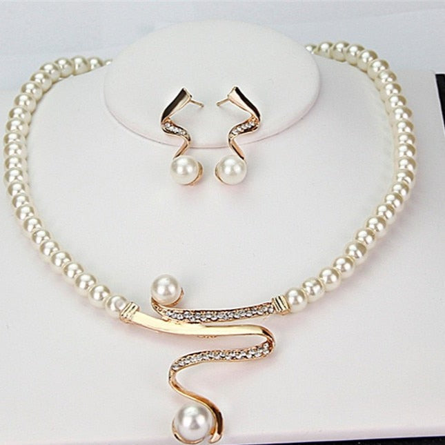 Gouden parelsieradenset met ketting en oorbellen