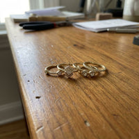 Gouden ringenset in art-decostijl met kristallen