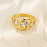 Gouden ring met drie heldere kristallen