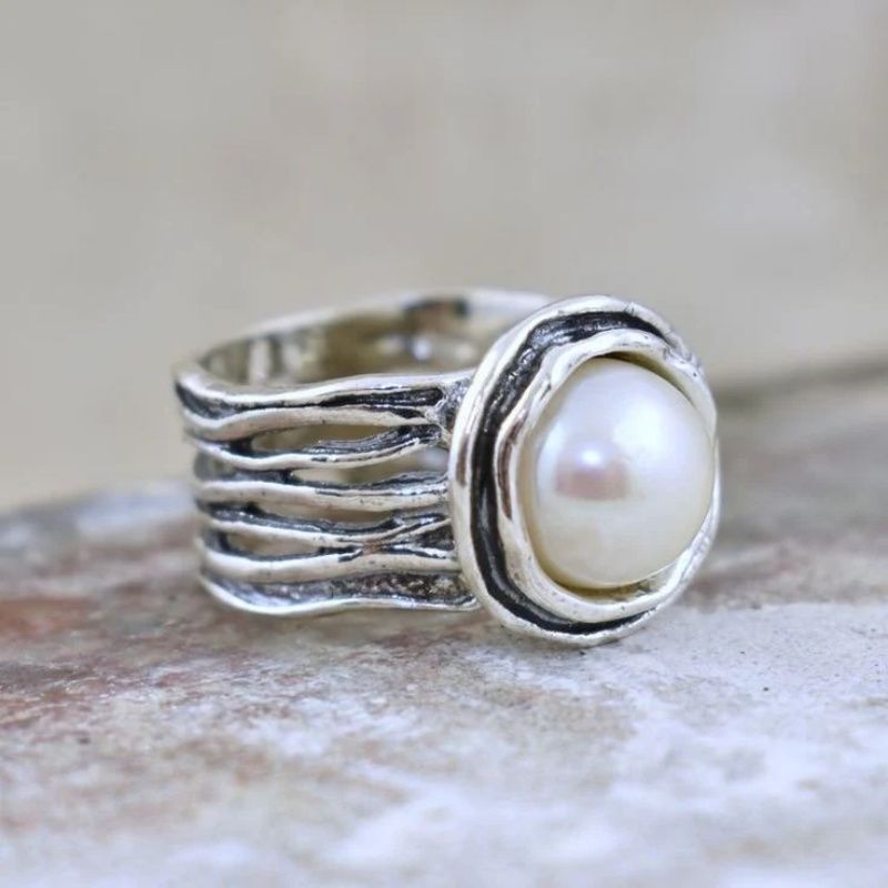 Zilveren brede ring met witte parel