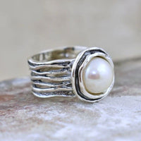 Zilveren brede ring met witte parel
