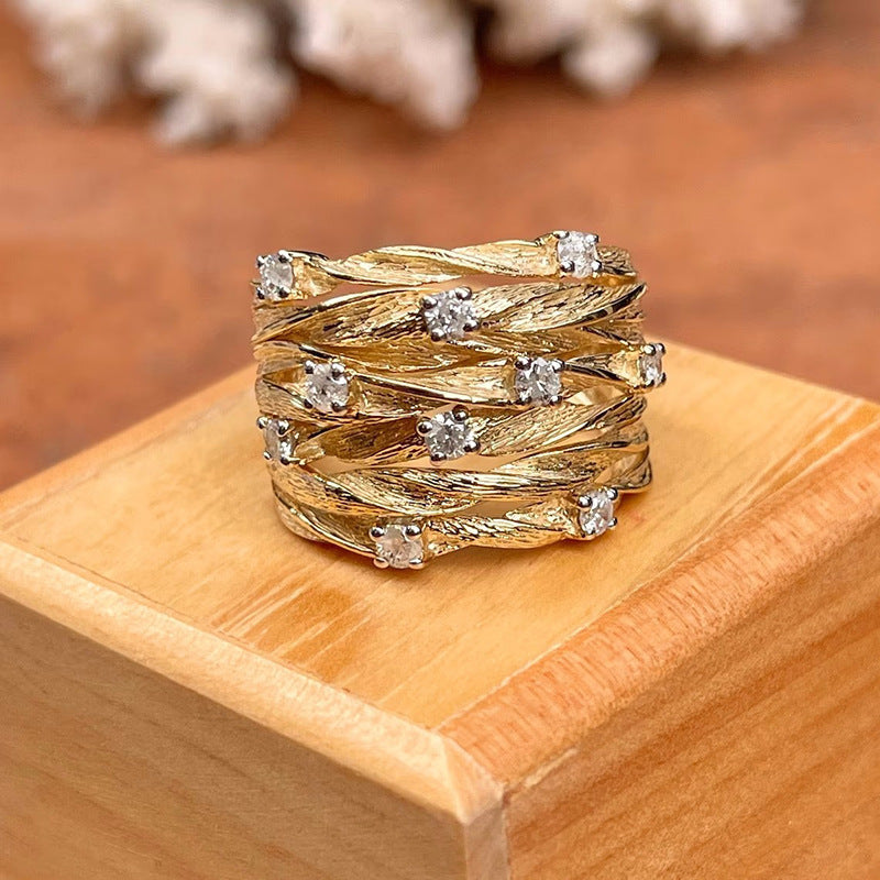 Gouden tak-ring met verspreide zirkonia