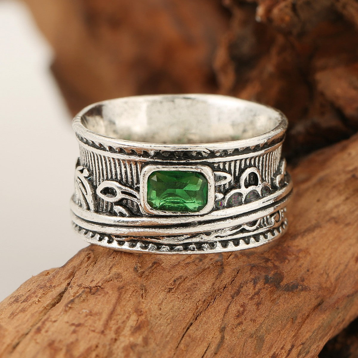 Zilveren brede ring met groene edelsteen