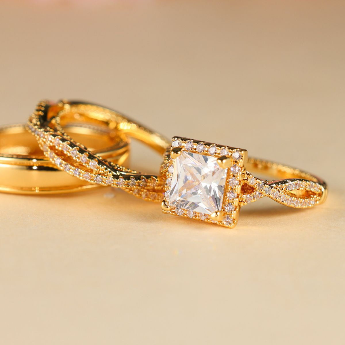 Gouden ringenset met princess-geslepen zirkonia en gevlochten band
