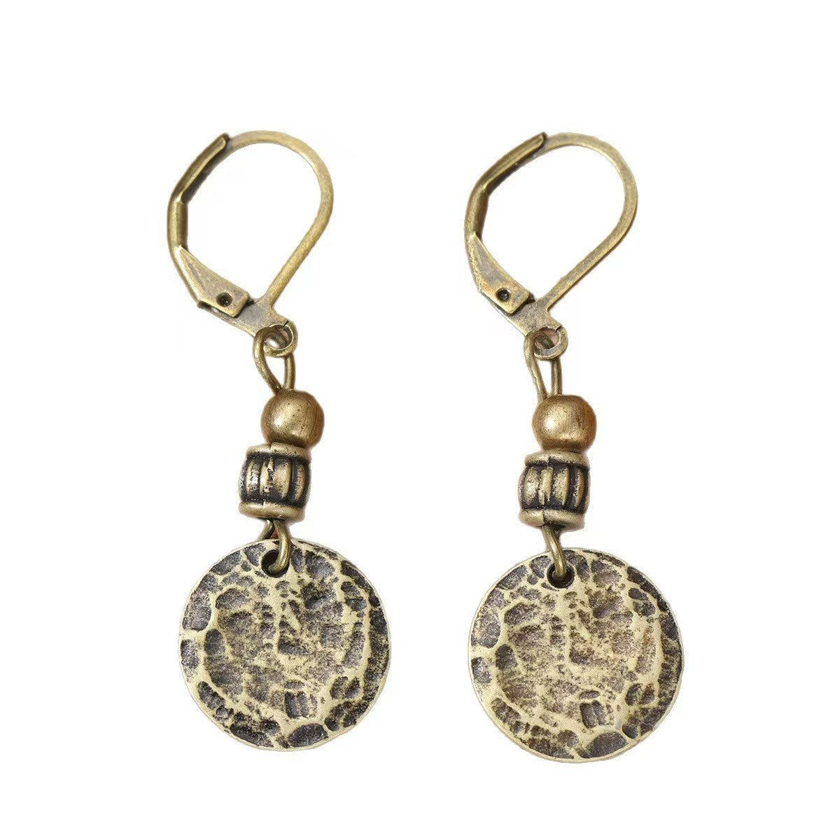 Bronzen vintage oorbellen met gehamerde munthanger