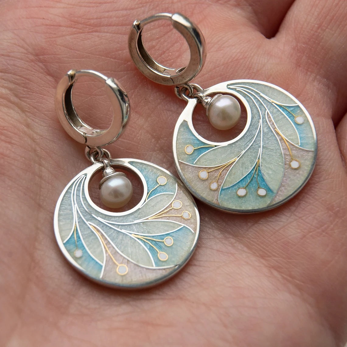 Zilveren enamel oorbellen met parel en bladmotief