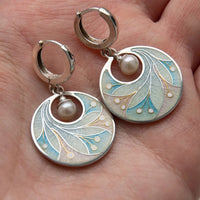 Zilveren enamel oorbellen met parel en bladmotief