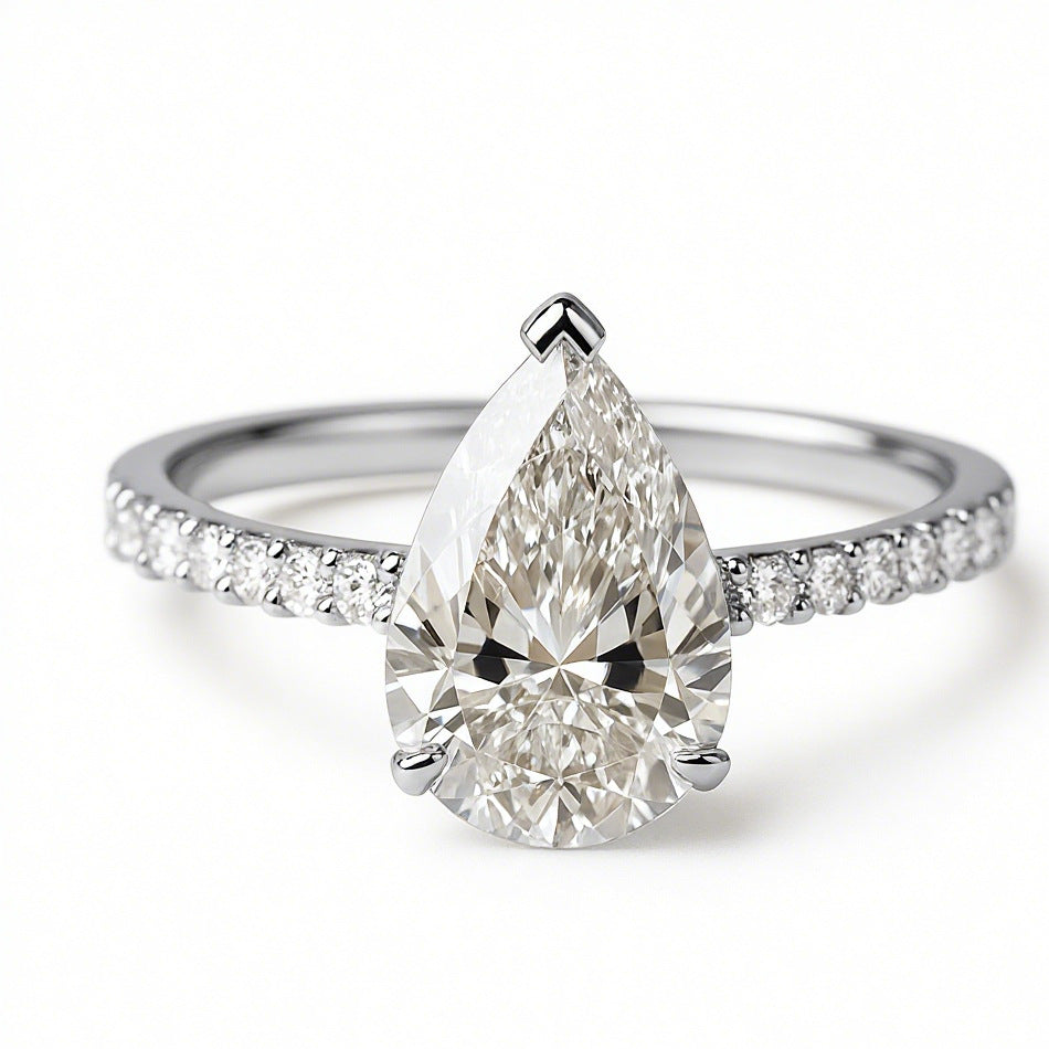 Gouden solitairering met peervormige zirkonia en pavé band
