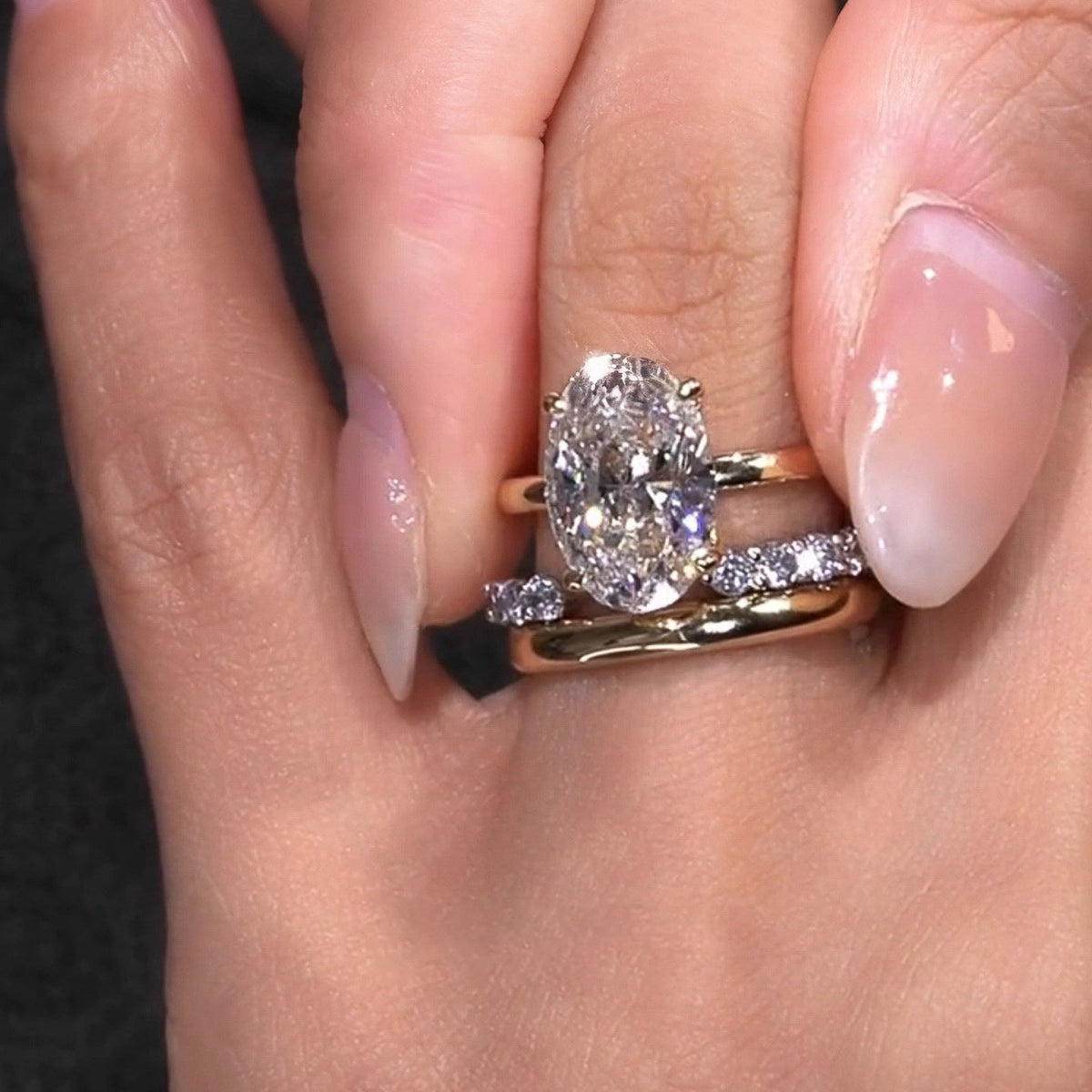 Gouden ringenset met ovale zirkonia en kroontje van steentjes