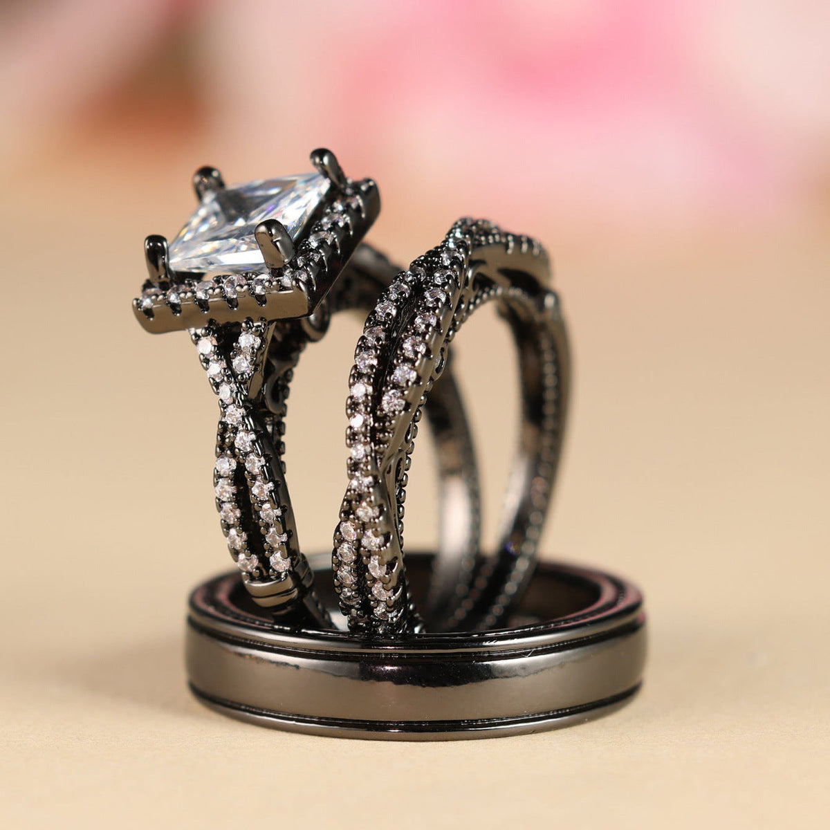 Gouden ringenset met princess-geslepen zirkonia en gevlochten band