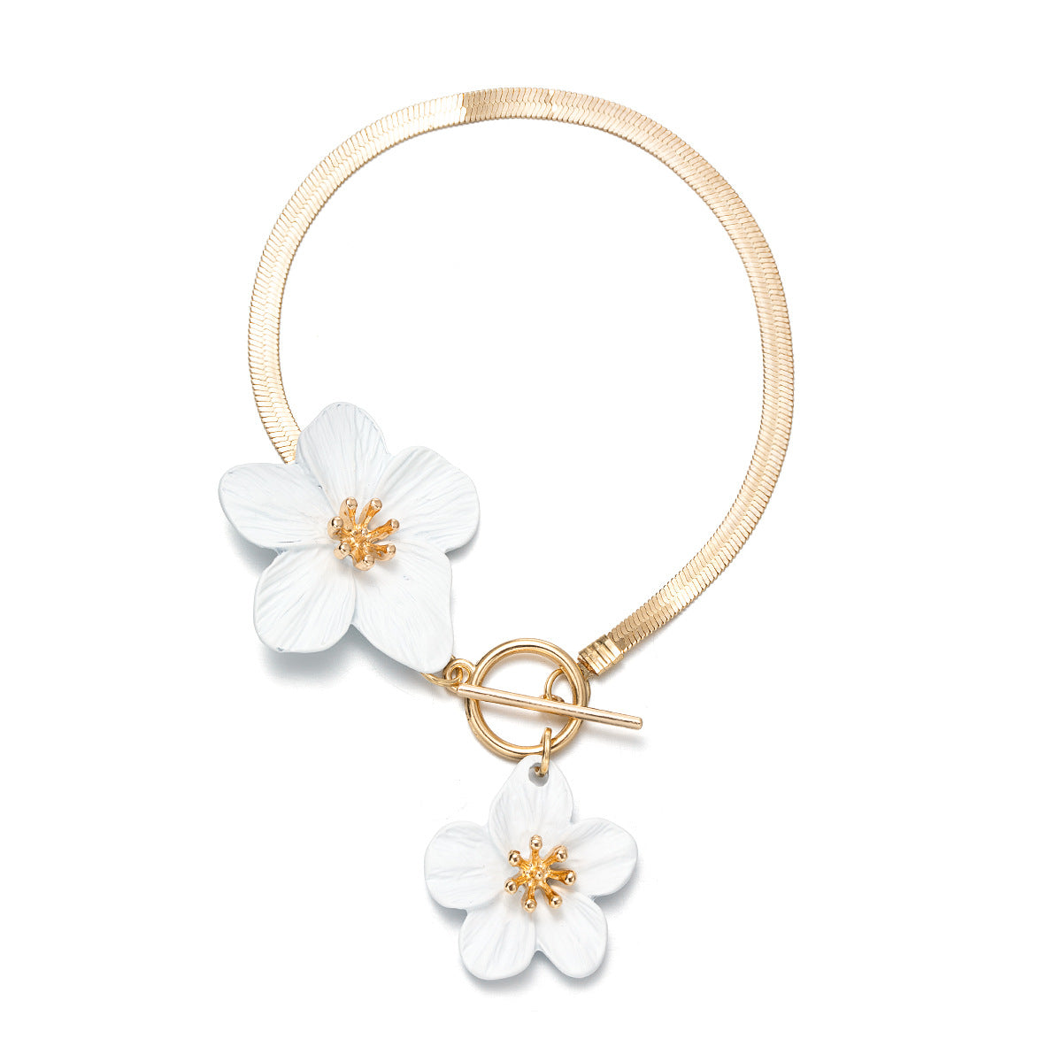 Gouden armband met twee witte bloemen