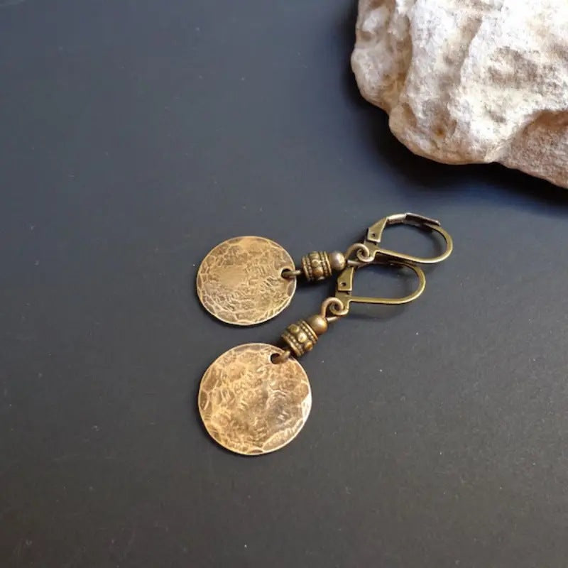 Bronzen vintage oorbellen met gehamerde munthanger