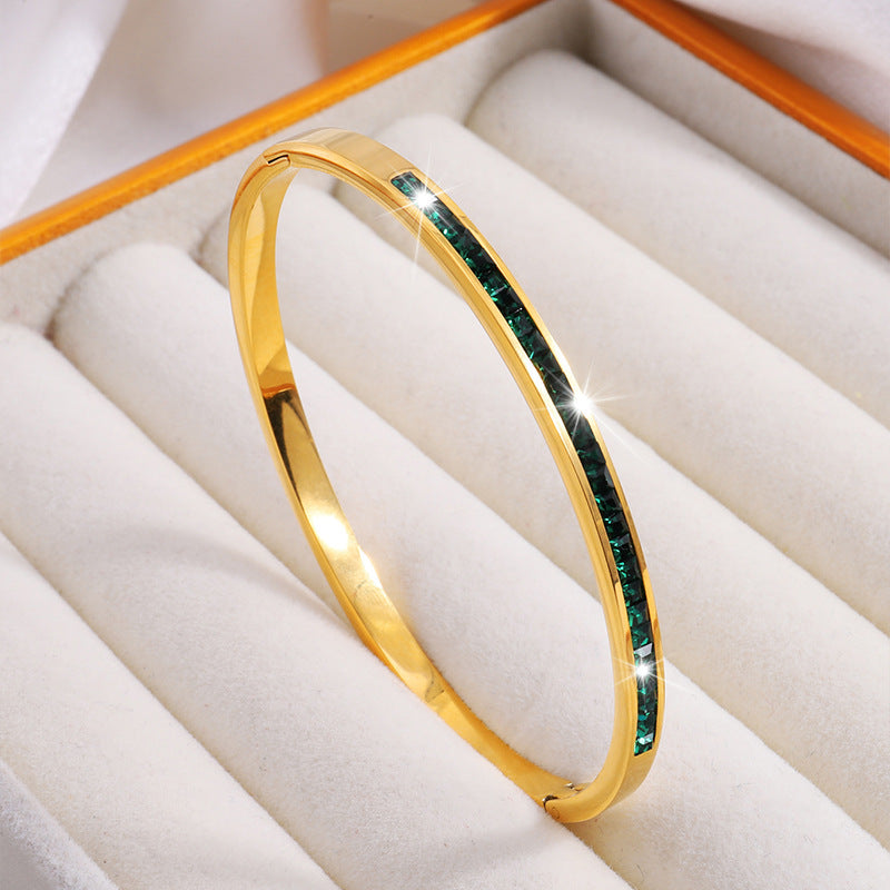 Gouden armband met groene edelstenen