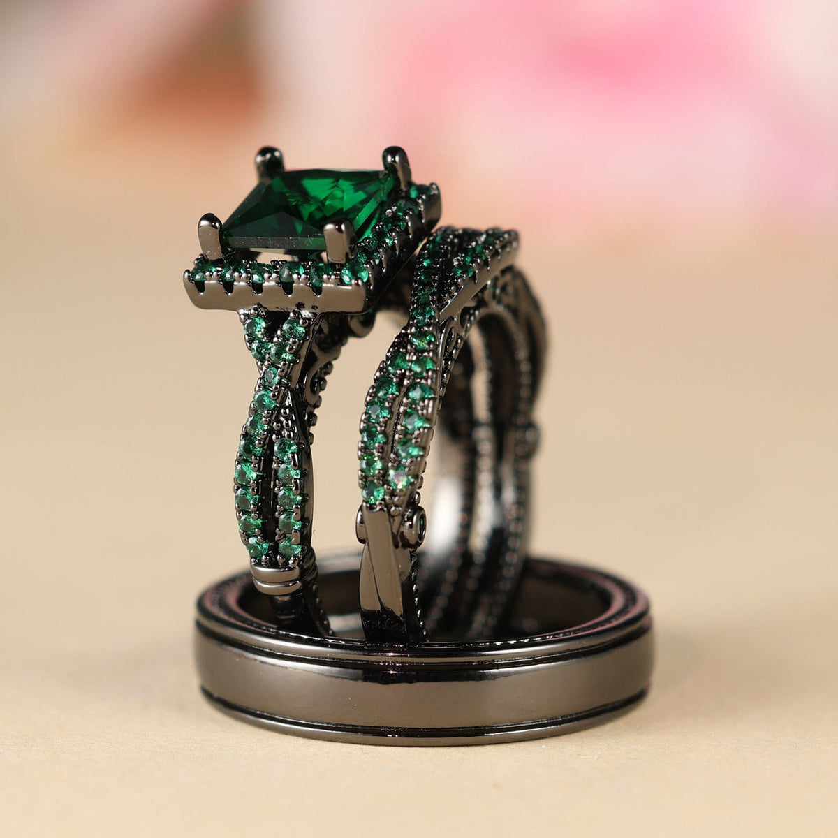 Gouden ringenset met princess-geslepen zirkonia en gevlochten band