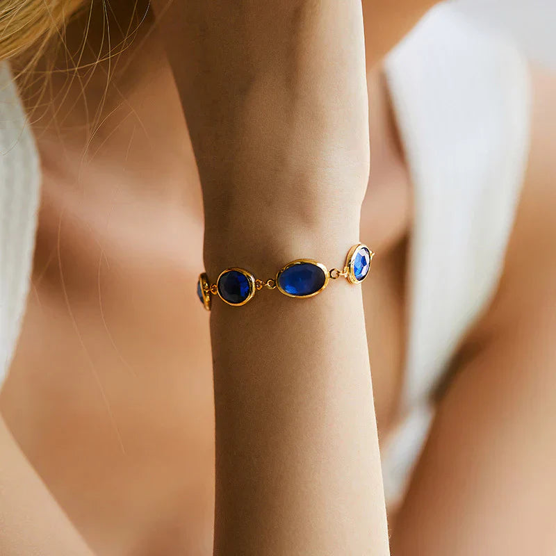 Gouden armband met blauwe ovale edelstenen