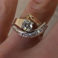 Gouden ring met ronde zirkonia en gekruiste band